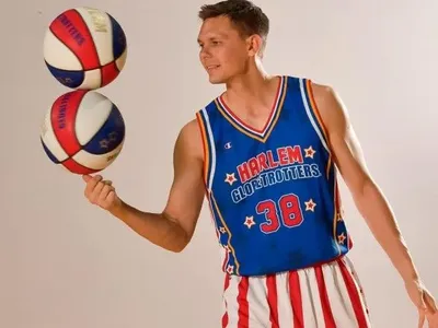 Первый в истории украинец стал игроком легендарной баскетбольной команды Harlem Globetrotters