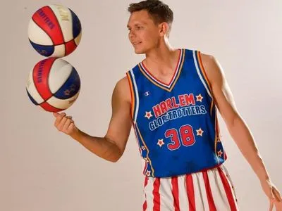 Перший в історії українець став гравцем легендарної баскетбольної команди Harlem Globetrotters
