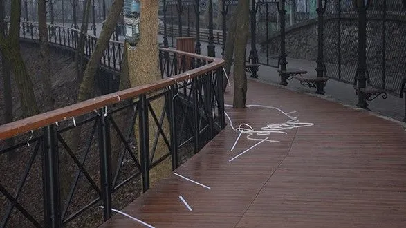 На столичній Алеї художників вандали вирвали підсвітку, вмонтовану в перила