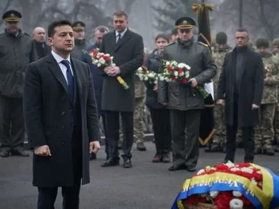Зеленський: Герої Крут, як і військові на Донбасі, - є гідним прикладом для майбутніх поколінь