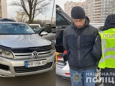 В Киеве мужчина ограбил автосалон