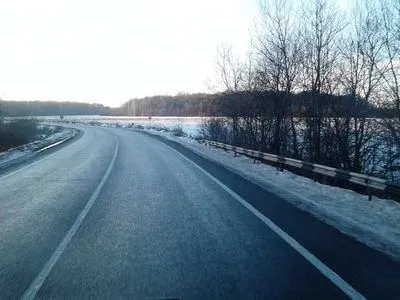 Водителей предупредили о мокрых дорогах и снеге на перевалах