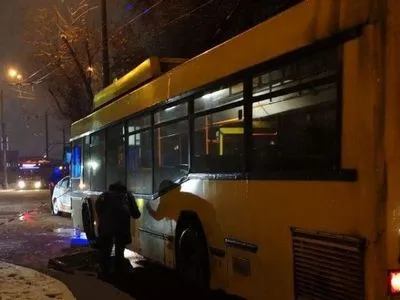 У Києві з-під тролейбуса витягнули тіло чоловіка