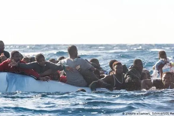 Греция планирует установить плавучий барьер в море против мигрантов