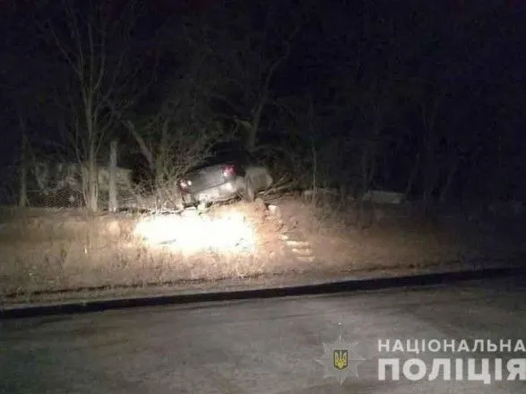На Вінниччині водій-підліток в'їхав у дерево, загинула одна людина