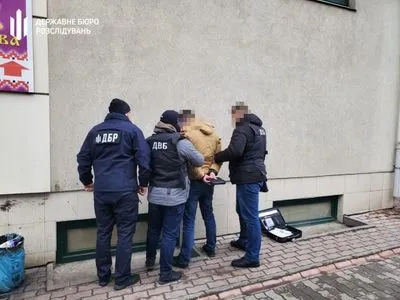 На Вінниччині затримали поліцейського за вимагання хабара в тисячу доларів