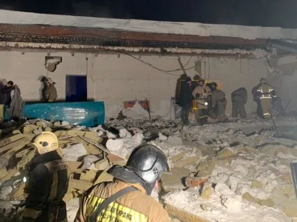 В России из-за снега обрушилась крыша кафе, один человек погиб, пять под завалами