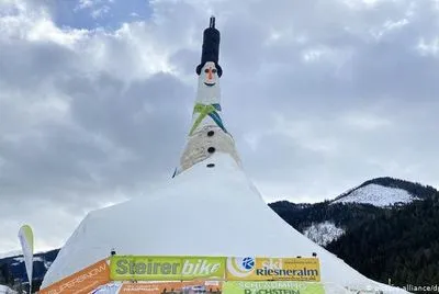 В Австрії зліпили найвищого у світі сніговика