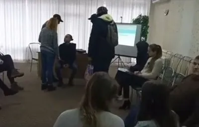 В Виннице облили маслом и засыпали перьями участников тренинга по вопросам сексуальной ориентации