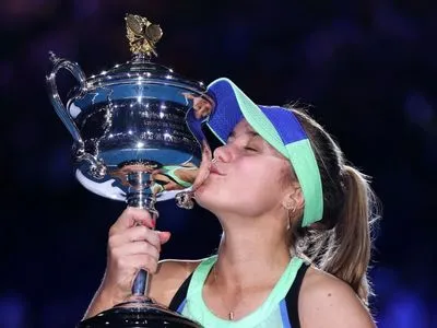 Теннисистка Кенин впервые в карьере завоевала трофей AUS Open
