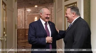 Лукашенко зустрів Помпео жартом про диктатуру в Білорусі