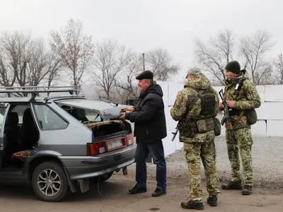 На КПВВ на Донбассе в очередях застряло 260 автомобилей