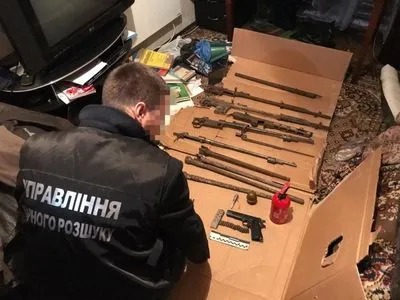 В Луганской области в квартире переданного России боевика изъяли арсенал оружия