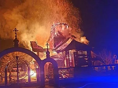На Закарпатті горить дерев'яна церква