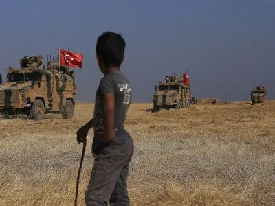 Турция заявила, что "без колебаний ответит на любую угрозу" и ввела бронетехнику в Сирию