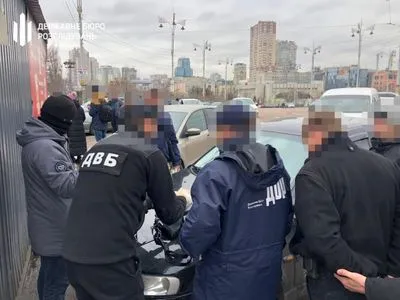 Полицейский получил 10 тысяч гривен за незаконную выдачу водительских прав - ГБР