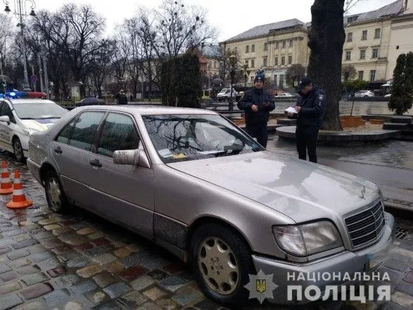 Во Львове полиция задержала злоумышленника, который поджог шины возле управлений полиции