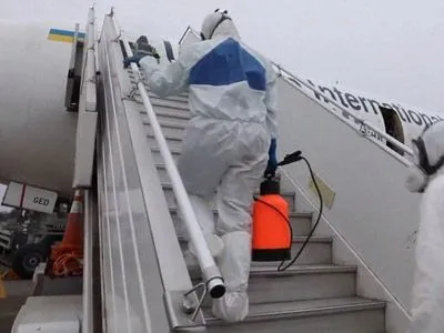 Епідемія коронавірусу: опубліковано відео прибуття останнього лайнера з Китаю до України