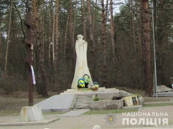 na-kiyivschini-nevidomiy-vikrav-derzhavniy-prapor-iz-memorialu