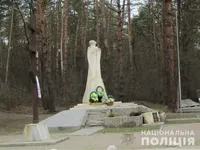На Київщині невідомий викрав державний прапор із меморіалу