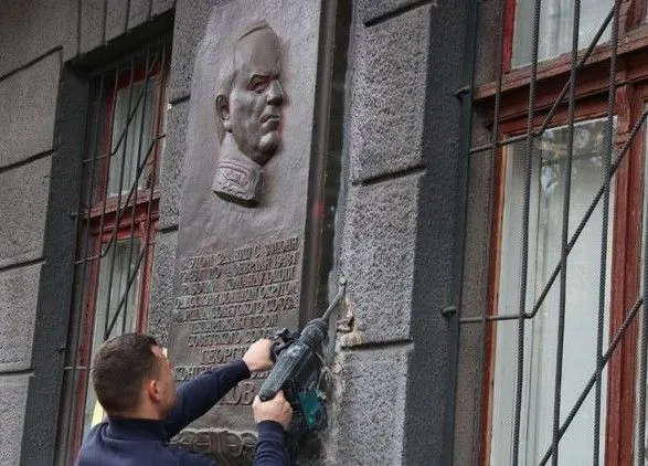 В Одессе демонтировали последний барельеф маршала Жукова