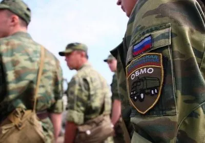 Офицеры ВС РФ проверяют личный состав и вооружение боевиков - разведка