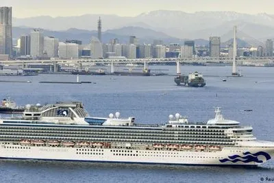 Через коронавірус в Японії на карантин помістили круїзний лайнер