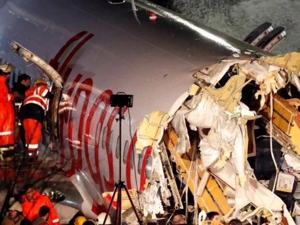 Авария самолета в Стамбуле: 1 человек погиб, 157 травмированы