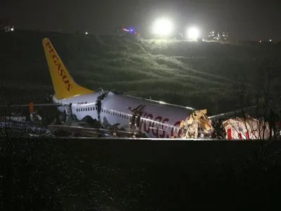 Число пострадавших при крушении самолета в Стамбуле возросло до 120