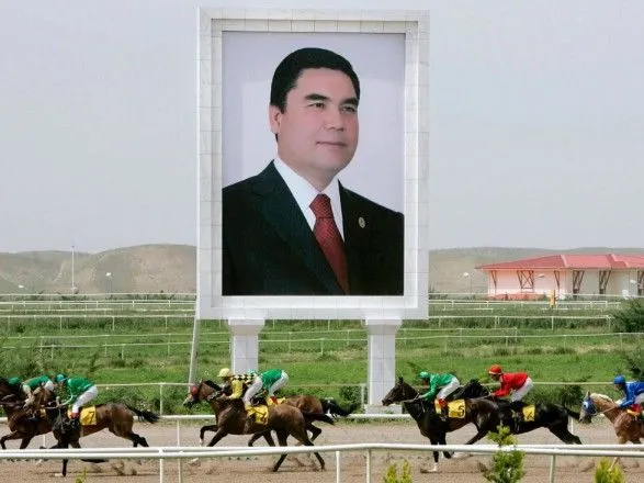 В Туркменистане чиновникам старше 40 лет приказали стать седыми - СМИ