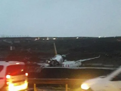 В аеропорту Стамбула під час посадки лайнер зі 177 пасажирами вилетів за межі злітної смуги