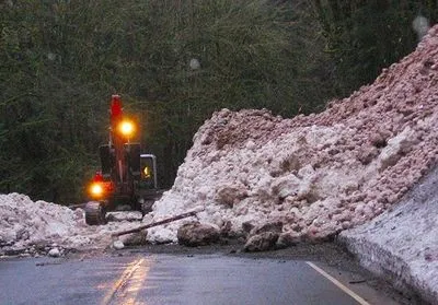 Через негоду у Карпатах можливі зсуви снігу на дороги