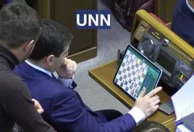 Тестування нових планшетів у Раді: нардеп грає в шахи під час розгляду закону про ринок землі
