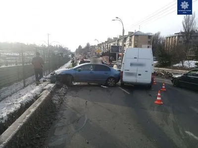У Києві через ДТП легковик перегородив дорогу