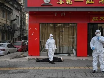 Китай живет по "правилу двух метров": СМИ опубликовали материал из условий полного карантина