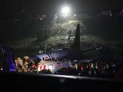 Авиакатастрофа в Стамбуле: лайнер при посадке "упал" на взлетную полосу с высоты 40 метров