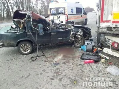 В Черниговской области в результате столкновения фуры и легковушки погиб ребенок, еще один травмирован