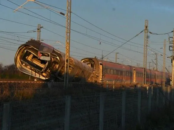 В Италии скоростной поезд сошел с рельсов: двое погибших, десятки раненых