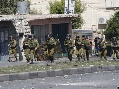 В Иерусалиме палестинец на авто влетел в израильских военных, по меньшей мере 12 солдат травмированы