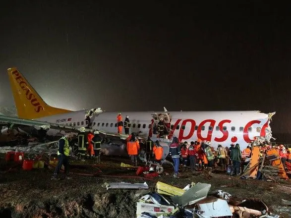 При крушении самолета в Стамбуле количество погибших увеличилось до 3, еще 179 - травмированы