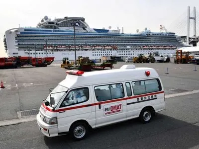 Журналісти та пасажири описали, як живе круїзний лайнер у Японії на карантині через коронавірус