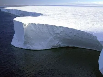 До Атлантики рухається айсберг розміром з сім Києвів