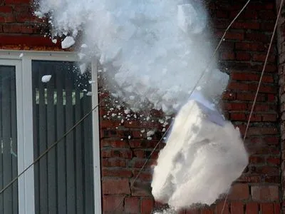 В России пенсионера убило снегом с крыши