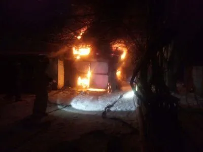 У Павлограді згоріла автівка у гаражі