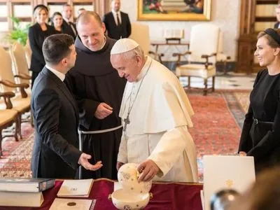 Стало известно, что Зеленский подарил Папе Римскому Франциску