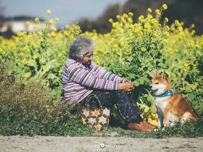 Справжня дружба: фотограф робить теплі фото своєї бабусі і її собаки