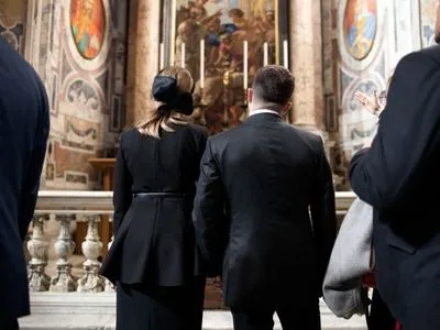 Владимир и Елена Зеленские прогулялись Ватиканом: что увидели
