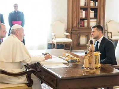 Зеленский попросил Папу Римского помочь с освобождением пленных украинцев