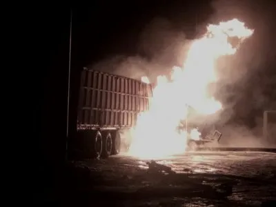 На Херсонщині вантажівка зіткнулася з АЗС і загорілася