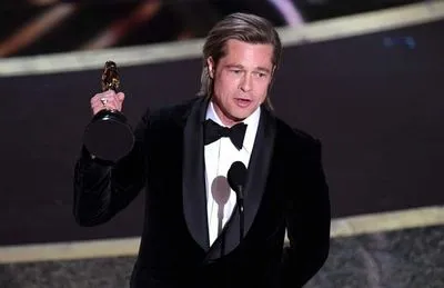 Брэд Питт получил "Оскар" за мужскую роль второго плана в "Однажды ... в Голливуде"